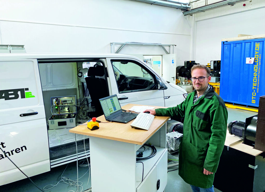  Florian Zerbes, wissenschaftlicher Mitarbeiter im Forschungszentrum Allg&auml;u der HS Kempten, bei der Fahrzeugpr&uuml;fung.