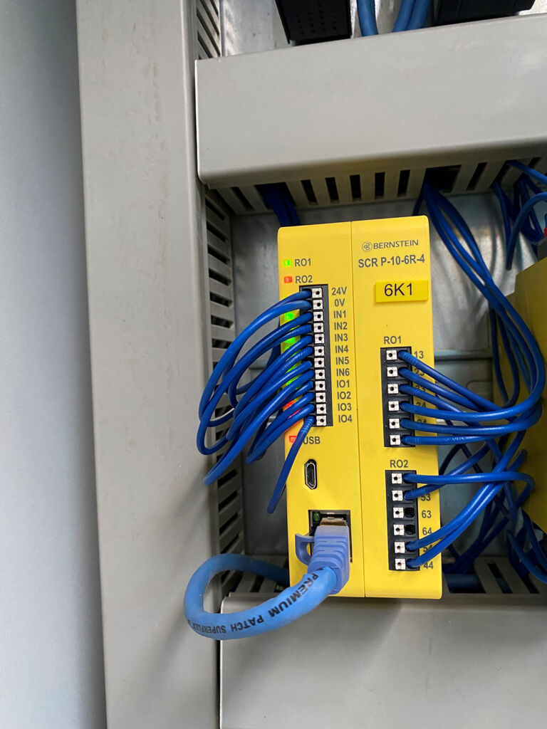 Ab in die Presse? 2 Die Auswertung SCR P minimiert den Verdrahtungsaufwand und spart durch die
Kombination mehrerer Sicherheitsrelais in einem Gerät deutlich Platz im Schaltschrank.