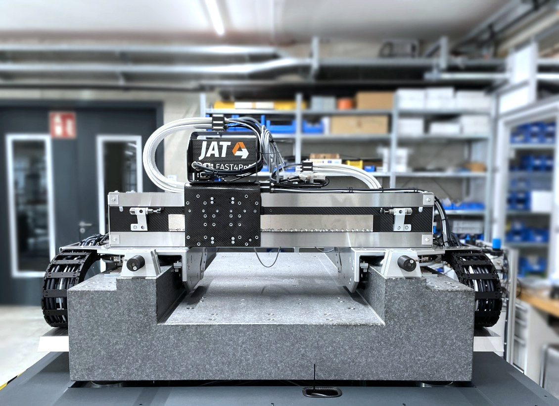 "Wiederholgenau im zweistelligen nm-Bereich" 9 „Wiederholgenau im
zweistelligen nm-Bereich“