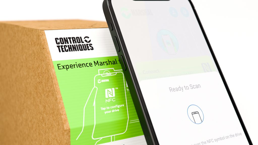 Auspacken unnötig! 2 Über NFC und die App lässt sich der Umrichter noch in der Verpackung parametrieren.