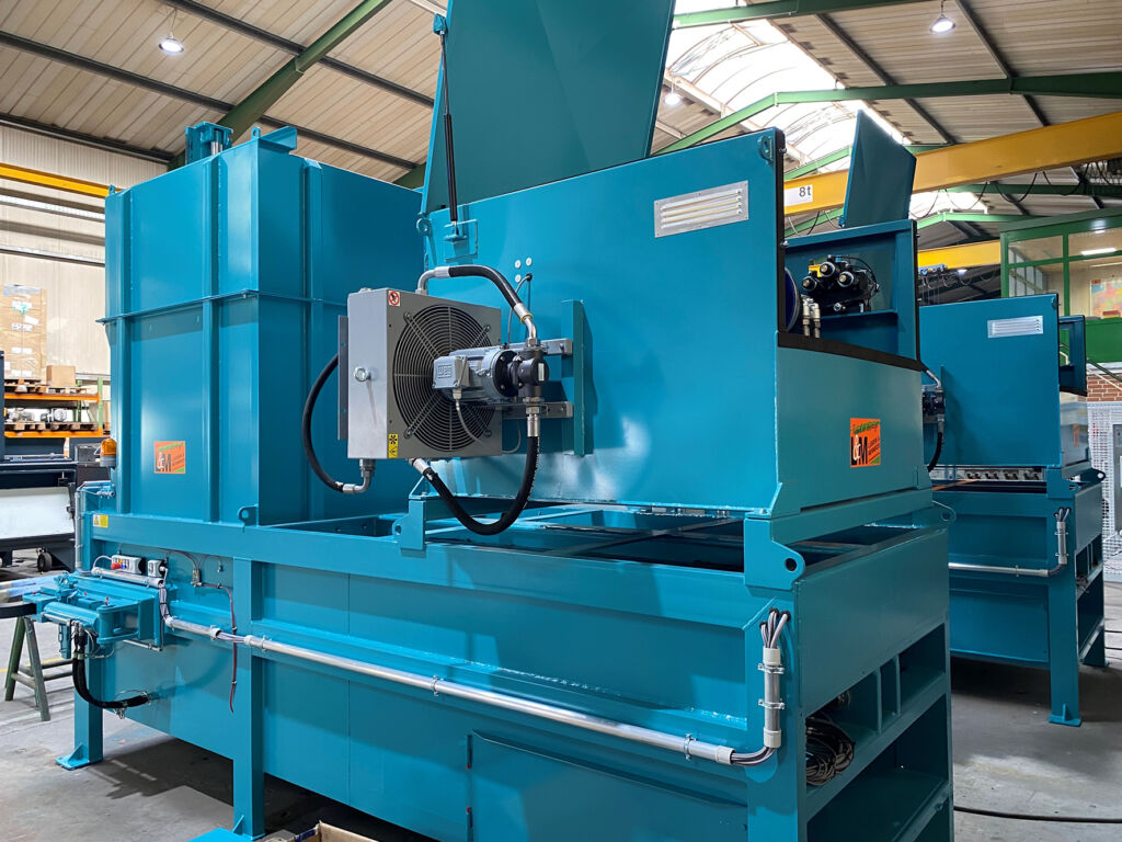 Ab in die Presse? 1 Die Verdichtungsanlage von Ludden & Mennekes wird dort eingesetzt, wo größere Mengen an Reststoffen und wiederverwertbaren Rohstoffen vor dem Transport verdichtet werden sollen. Die Sicherheitstechnik der Anlage setzte Bernstein um.