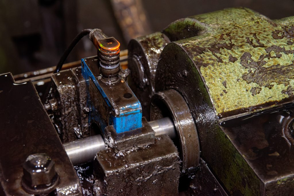 Wenn nichts geschenkt wird 1 Der induktiven Ringsensor IY500320 von ipf electronic erweist sich als sehr beständig gegenüber dem vielen Öl, das für die Schmierung der Schneidwerkezeuge in einer Ablängmaschine benötigt wird.