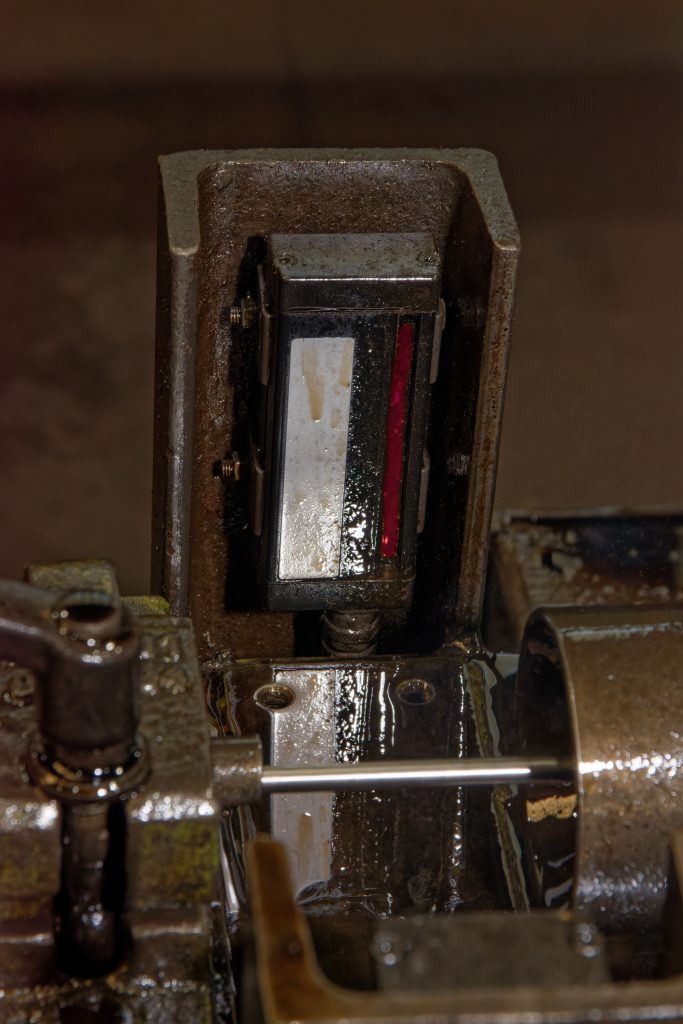 Wenn nichts geschenkt wird 2 Das Lichtgitter zur Detektion eines Stahldrahtes ist durch einen U-Stahl vor mechanischen Beschädigungen geschützt.