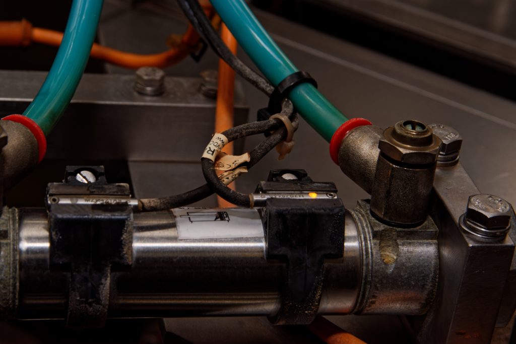 Wenn nichts geschenkt wird 4 Die Zylindersensoren MZR401A9 und MZ0701A8 im Metallgehäuse ersetzen in einer Abfüllanlage konventionelle Geräte aus Kunststoff, die regelmäßig ausgetauscht werden mussten.