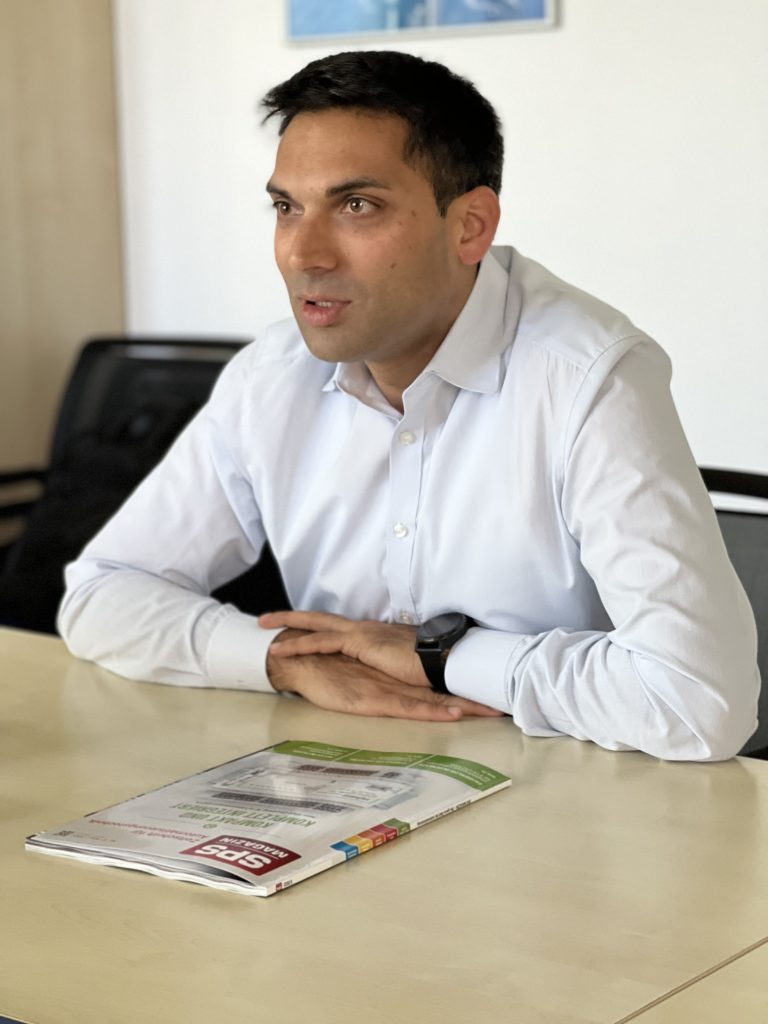 "Stellschrauben neu justiert" 1 Durch das Spannungsfeld
zwischen Auftragswachstum und
Bauteilemangel rücken unsere
Kunden und Lieferanten noch näher
mit uns zusammen.
Alexander Melkus, Sigmatek