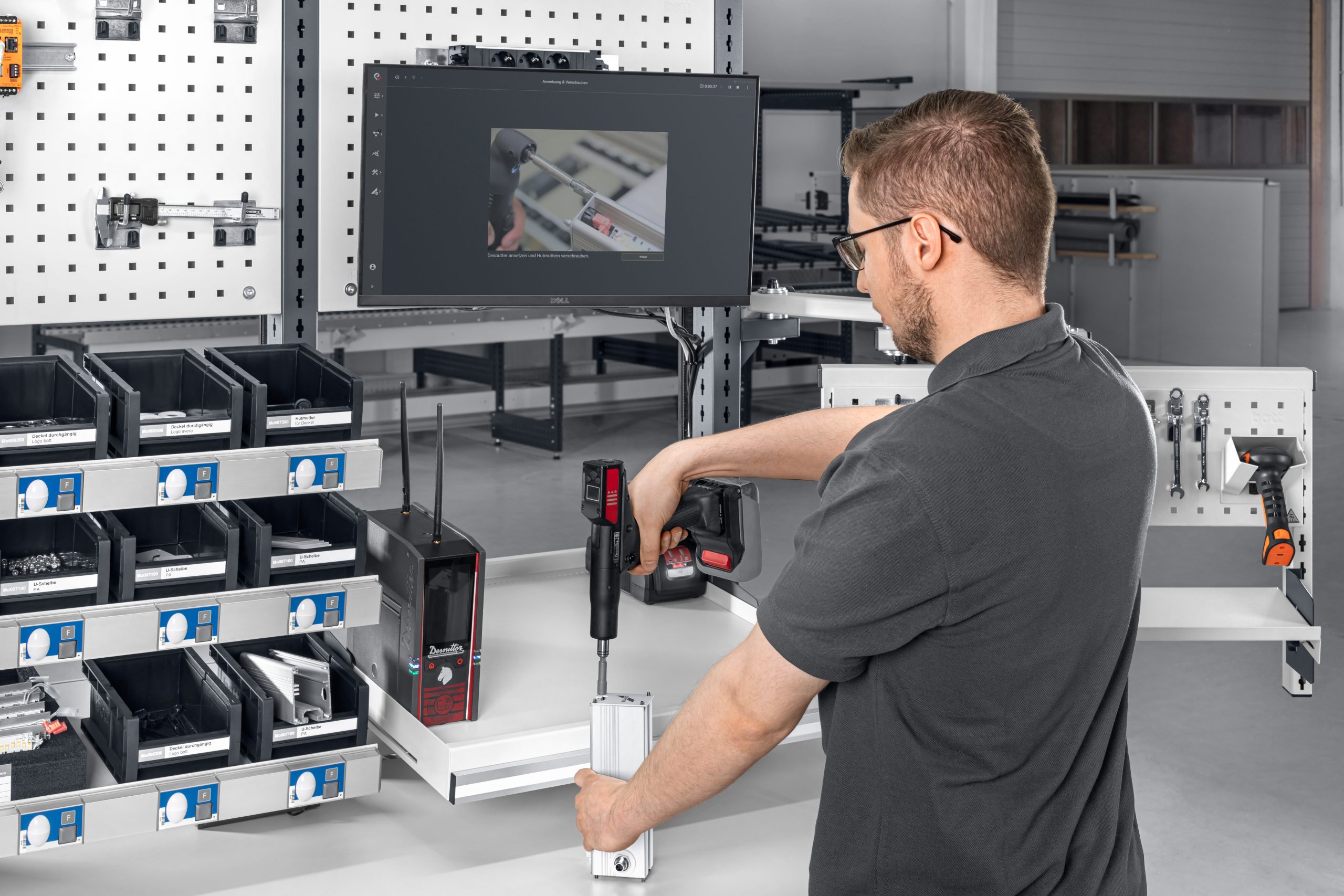 Digitales Assistenzsystem
für die manuelle Fertigung 2 Digitales Assistenzsystem
für die manuelle Fertigung