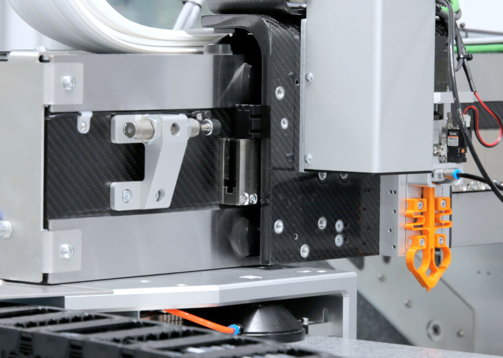 "Wiederholgenau im zweistelligen nm-Bereich" 2 Aus einem Carbon-Hohlkörper gefertigt, wird
das Eigengewicht der Achse im Vergleich zu
Vollmaterial fast um 75 Prozent reduziert.