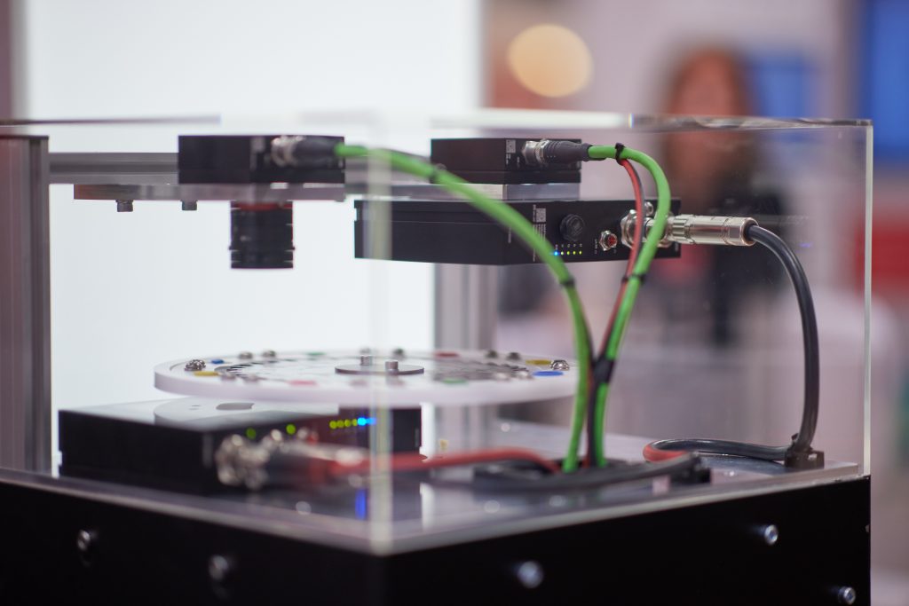 Automation trifft Vision 1 Beckhoff hat sein Vision-Portfolio rund um die Software Twincat Vision umfassend ergänzt und bietet nun eigene Kameras, Objektive,
Beleuchtungen sowie Kompletteinheiten an.