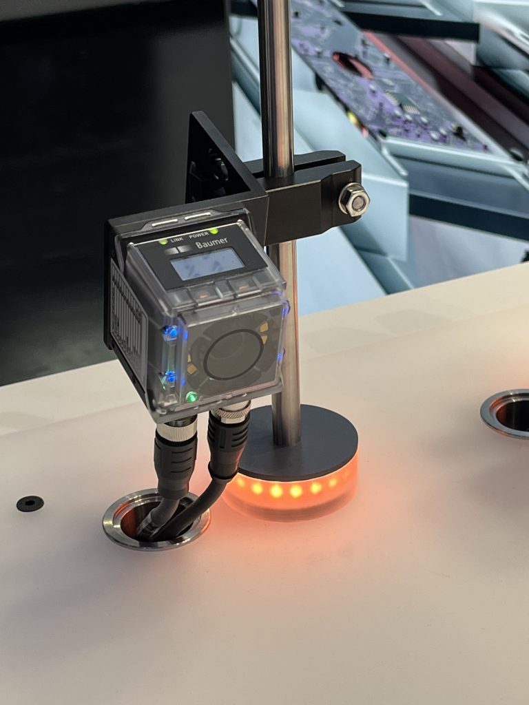 Automation trifft Vision 2 Einfaches Code lesen ermöglicht der IDC200 von Baumer,
der Anfang 2023 erscheinen wird.