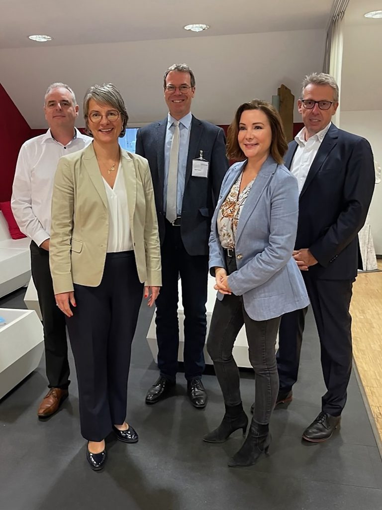 SEF Smart Electronic Factory mit neuem Vorstand 1 v.l.: Volker Jesberger, Heike Wilson, Prof. Dr. Gerrit Sames, Ulrike Peter, Gerd Ohl