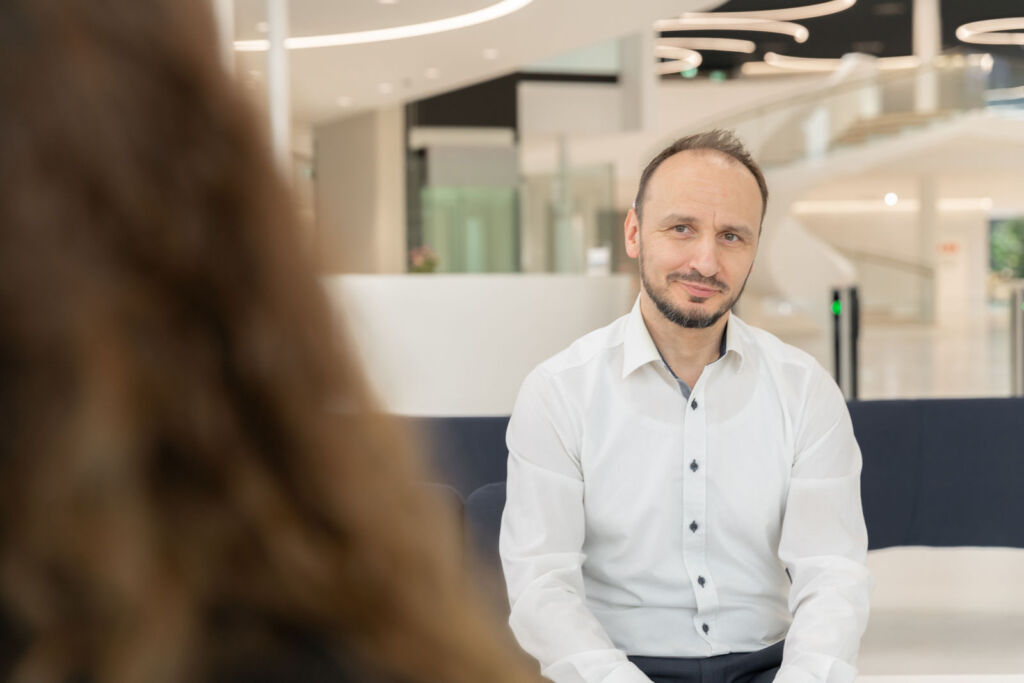 "Gleiche Stellfläche - Leistung verdoppelt" 1 "Track-Systeme wie SuperTrak, AcoposTrak oder Acopos 6D tragen in mehrfacher Hinsicht dazu bei, den Platzbedarf der Maschine zu verringern."
Lazaros Patsakas, B&R