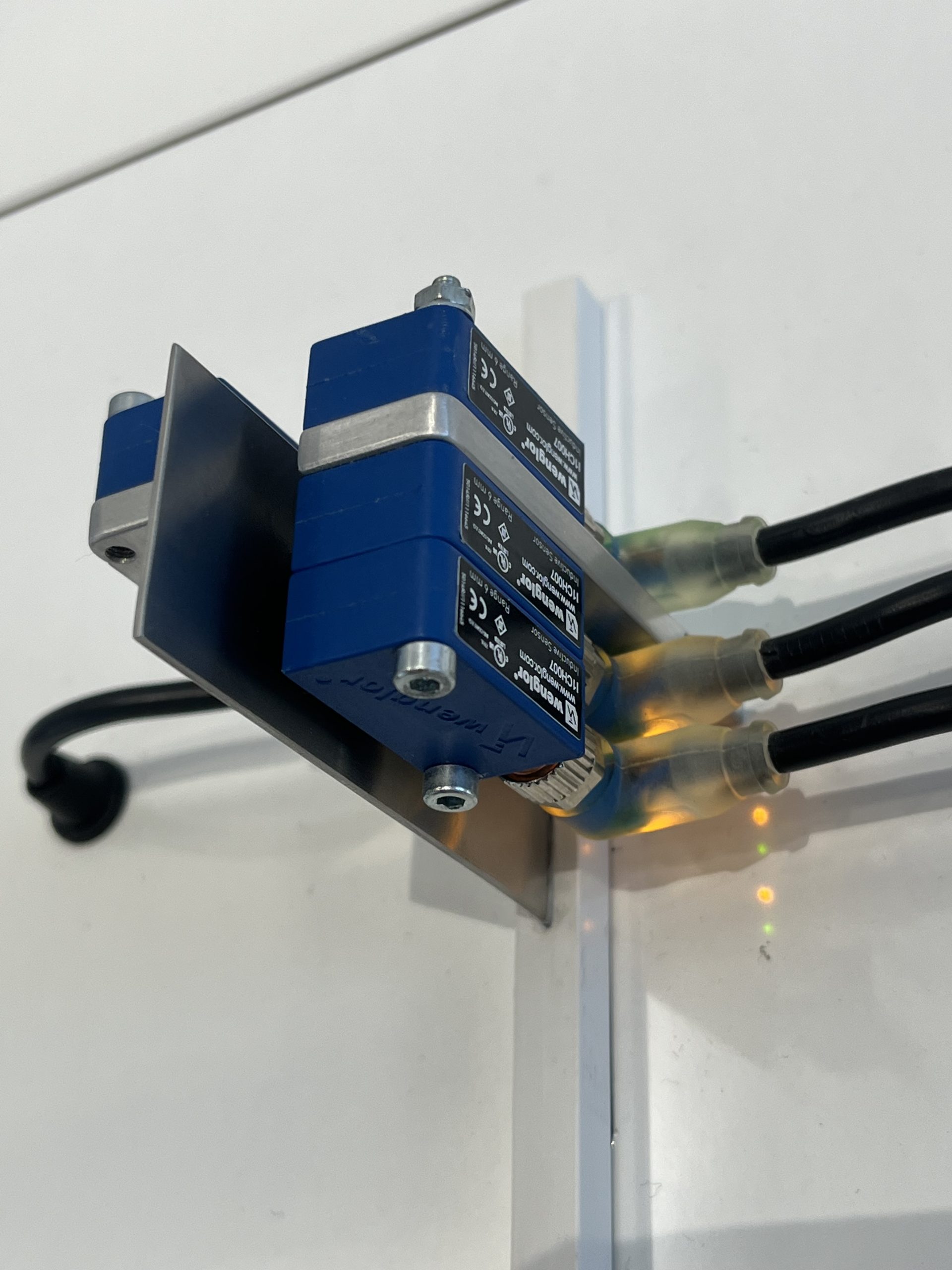 Induktive Sensoren nebeneinander montieren