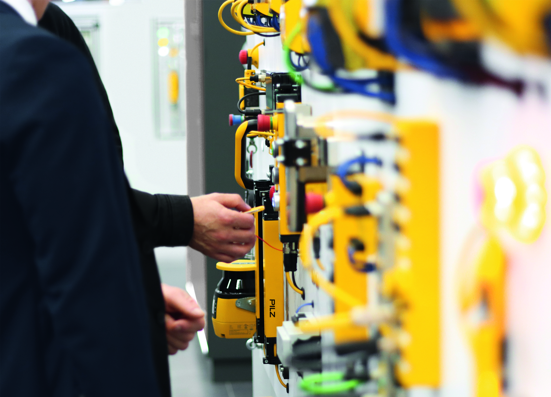 Pilz-Seminarreihe „Sichere Automation“ 9 Pilz-Seminarreihe „Sichere Automation“