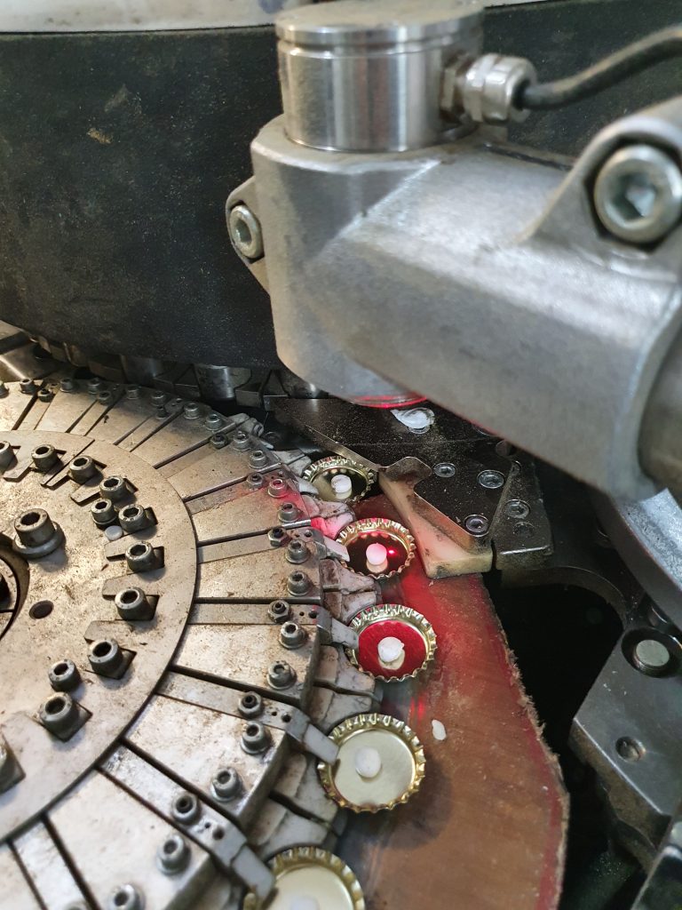 Dichter Verschluss 1 Die aus einem TPE-Pellet bestehende Dichtmasse, wird in Form gepresst und ergibt einen abgedichteten Flaschenverschluss. Bis zu 5.000 Kronkorken pro Minute können mit dem CTlaser 4M geprüft werden.