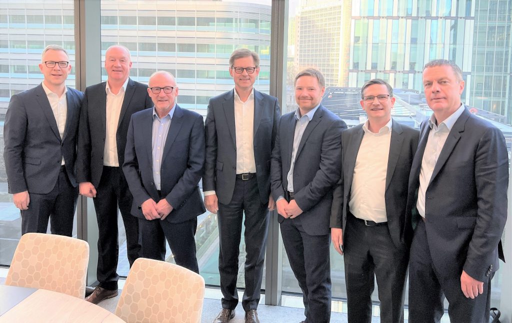 Hima Gruppe übernimmt Sella Controls 1 (v. l.) Jörg de la Motte, Eddy Turnock, Ian Wright, Steffen Philipp, Chris Parr, Dr. Michael Löbig, John Blackwell