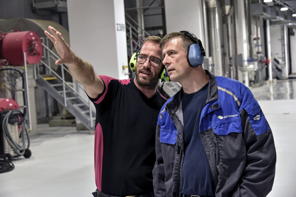 Megaprojekt termingerecht abgeschlossen 2 Erfolgreich im Team: Die EMSR-Technik und Programmierung der Kreislaufwasserbehandlung umfassten insgesamt rund 30.000 Personenstunden.