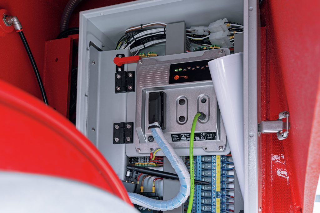 Durchs Feuer 2 Das Herzstück des Fahrzeugs ist die zentrale
Steuerungseinheit CR711S von IFM.