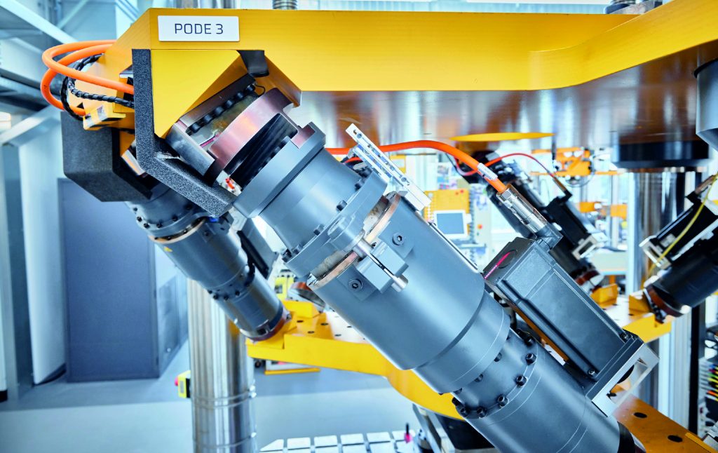  Die elektromechanischen Zylinder des Hexapoden sind eine GTM-Eigenentwicklung und k&ouml;nnen mithilfe der Servomotoren AM8042 hohe Kr&auml;fte und Momente erzeugen.