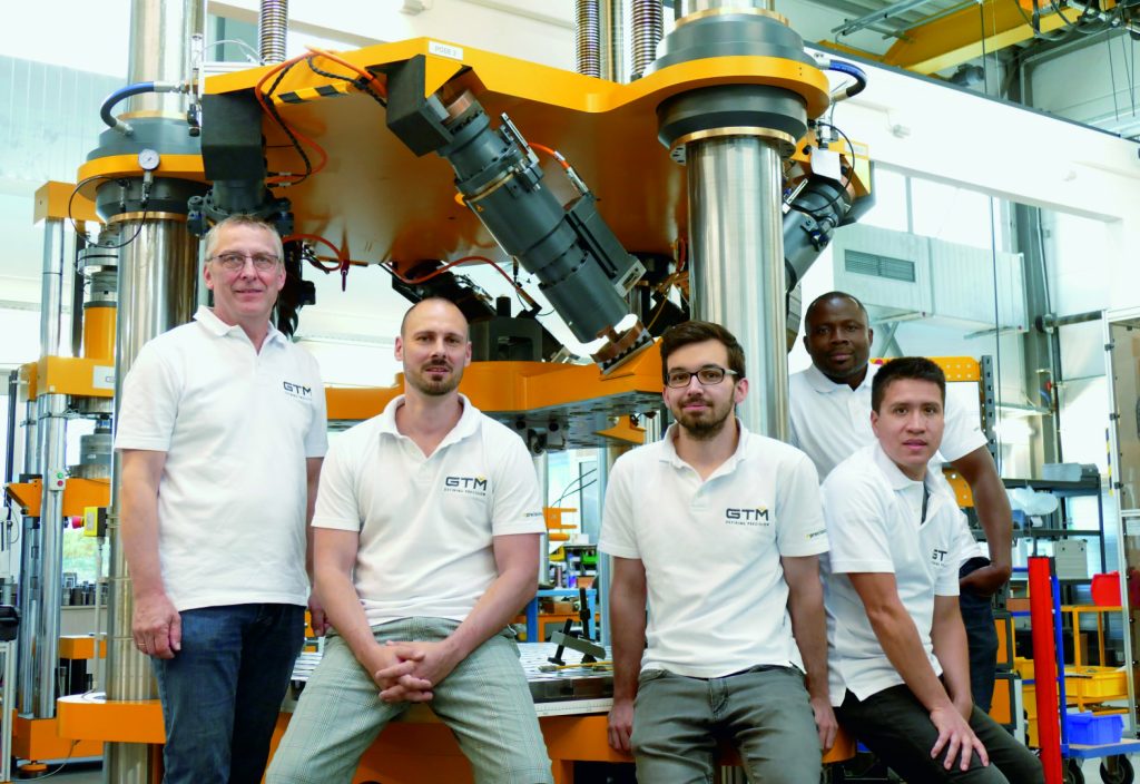  Die offizielle Akkreditierung durch die DAkkS haben Daniel Schwind, Martin Eller, Martin Urbanski, Nana Njampou und Sebastian Albarracin (v.l.n.r.) 
im April 2022 f&uuml;r die Mehrkomponenten-Messeinrichtung erhalten.