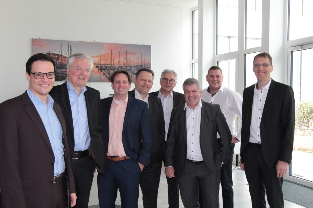 Standardisiert & individuell 1 Teilnehmer der Expertenrunde 2023 (v.l.n.r.): Armin Hänsler (Sick), Dr. Heiner Flocke (IC-Haus), Jörg Paulus (Fraba), Dr.-Ing. Peter Ebert (SPS-MAGAZIN), Prof. Dr. Johann Pohany (JP Consulting), Daniel Kleiner (Baumer), Manfred Macho (RLS) und Sebastian Kaiser (Hohner Automation)