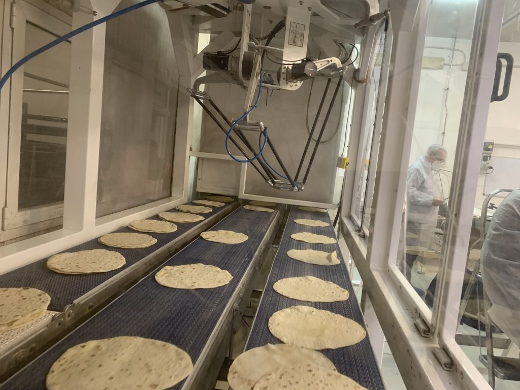 Fladenbrot unter Kontrolle 1 Das Handling der traditionellen Fladenbrote erfordert eine hohe Variabilität,
sowohl in Bezug auf die Form als
auch auf die Positionierung.