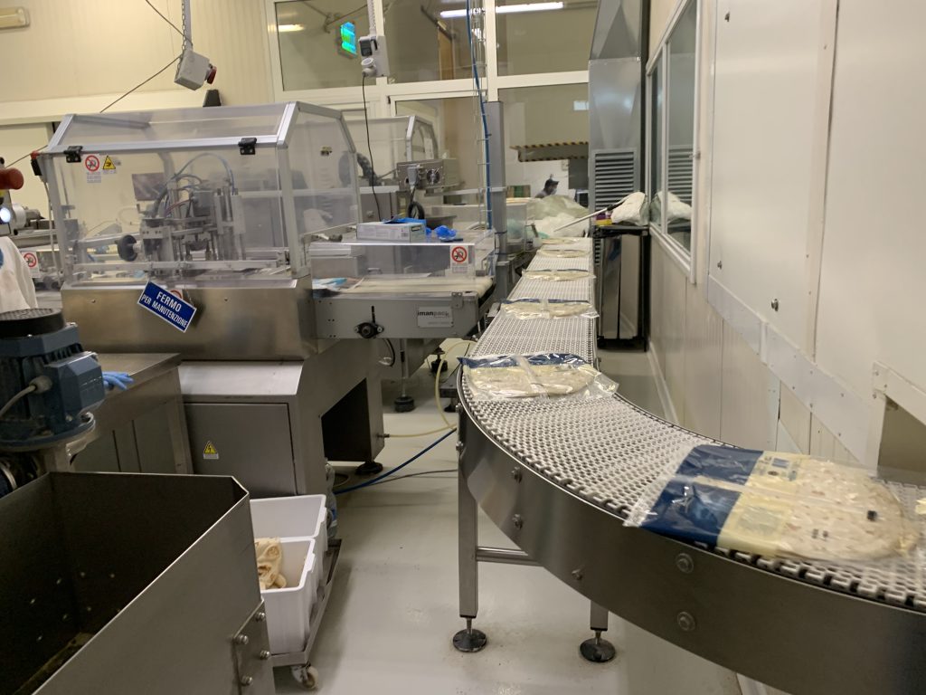 Fladenbrot unter Kontrolle 2 Auch die Verpackung von rund 6.000 Piadine pro Stunde stellt besondere Anforderungen an das Pick&Place-System.