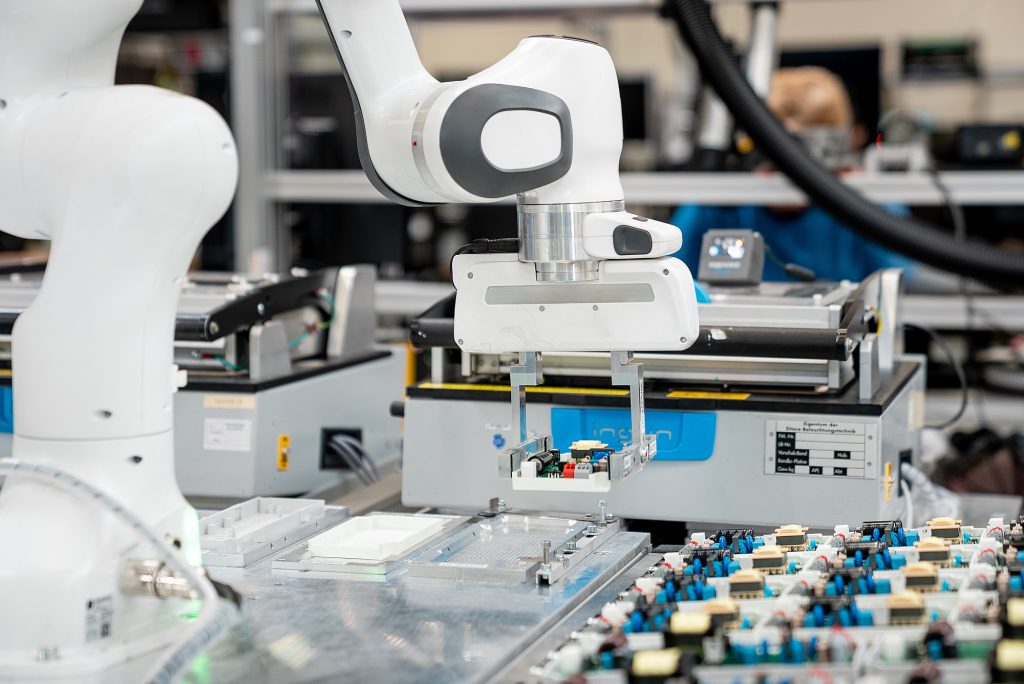  Einfach automatisieren mit dem Leichtbauroboter von Franka Emika: Mit seinem Cobot-Angebot adressiert Conrad Industriekunden und Handwerksbetriebe.