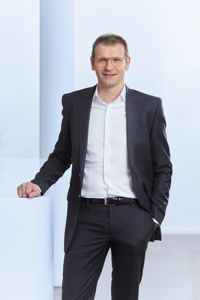 Erweiterte Ausbaustufe 1 Über das Jahr verteilt werden wir
verschiedene neue Module für das
MX-System vorstellen. Den Auftakt
machen wir in Hannover.
Daniel Siegenbrink, Beckhoff Automation