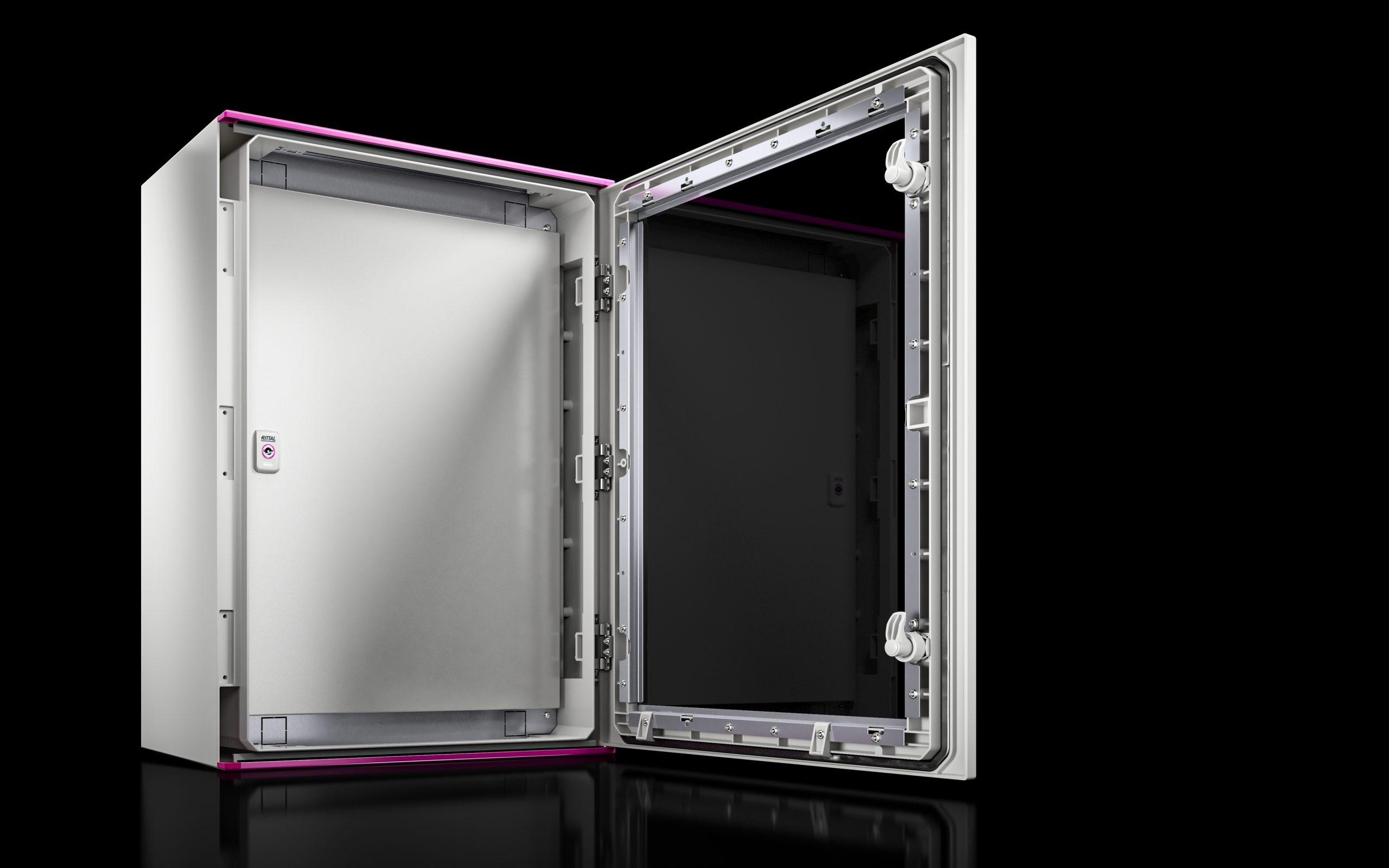 Innentür sorgt für mehr Sicherheit im Schaltschrank