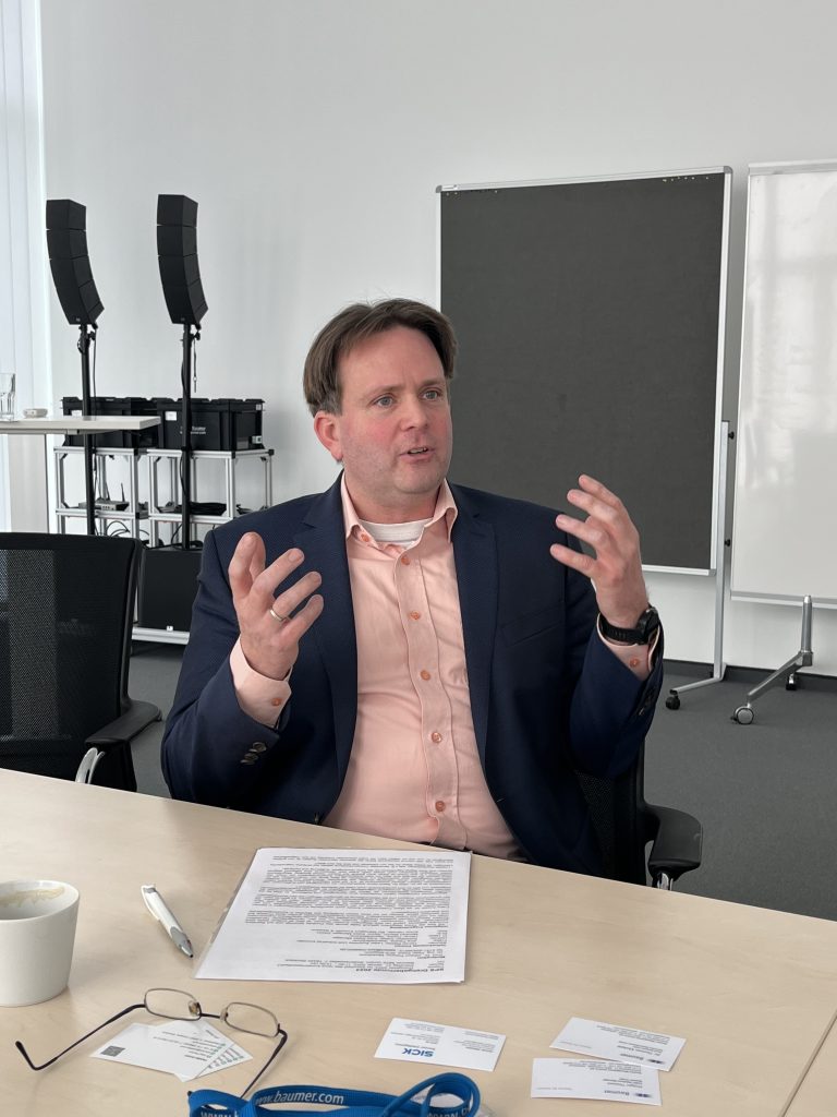 Standardisiert & individuell 2 Wenn unsere Wiegand-Technologie
dazu kommt, ist ein magnetisches
Multiturn-System mit Abstand das kostengünstigste Drehgeber-Paket am Markt.
Jörg Paulus, FrabaJörg Paulus, Fraba