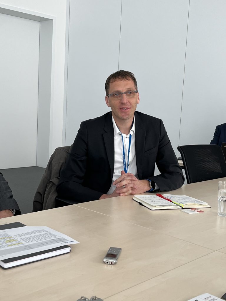 Standardisiert & individuell 3 Bei uns kann kundenspezifisch
zu Standard werden, das heißt unser
Portfolio wächst auch
um kundenspezifische Drehgeber.
Sebastian Kaiser, Hohner AutomationSebastian Kaiser, Hohner Automation