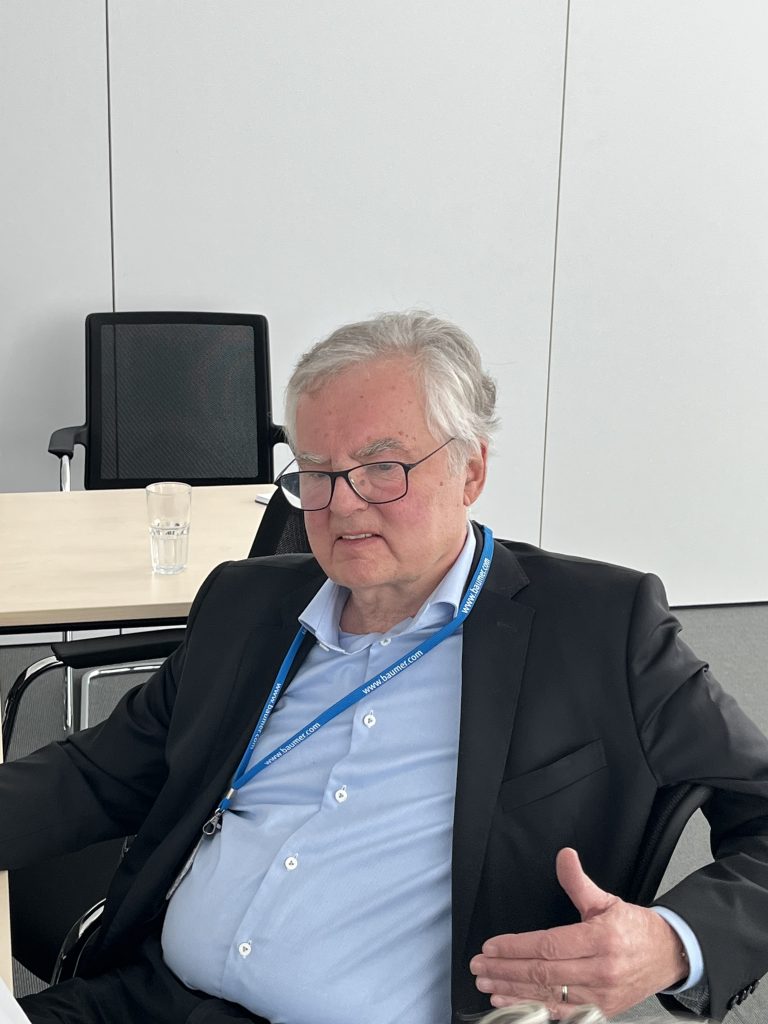 Standardisiert & individuell 4 Unsere Chips geben auch kleinen Drehgeber-Herstellern
die Möglichkeit, anwendungsspezifische Alleinstellungsmerkmale herauszuarbeiten. Nicht das Asic unterscheidet sich dann, sondern wie ich das Asic programmiere und darauf zugreife.
Dr. Heiner Flocke, iC-HausDr. Heiner Flocke, IC-Haus