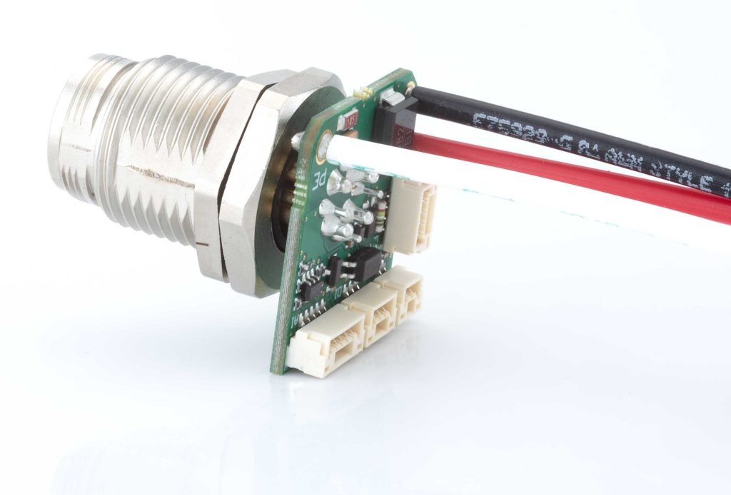 Gleiche Leistung, weniger Platzbedarf 2 Der Steckverbinder M16 High
Current direkt auf der Leiterplatte verringert Übertragungswiderstände und vereinfacht die Montage.