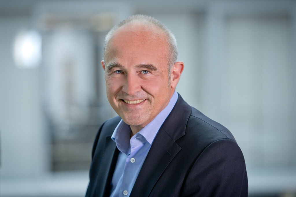 Distribution im Wandel 9 "Wir sehen das Geschäftsmodell des Distributors als wichtige Ergänzung zum Herstellerspektrum."