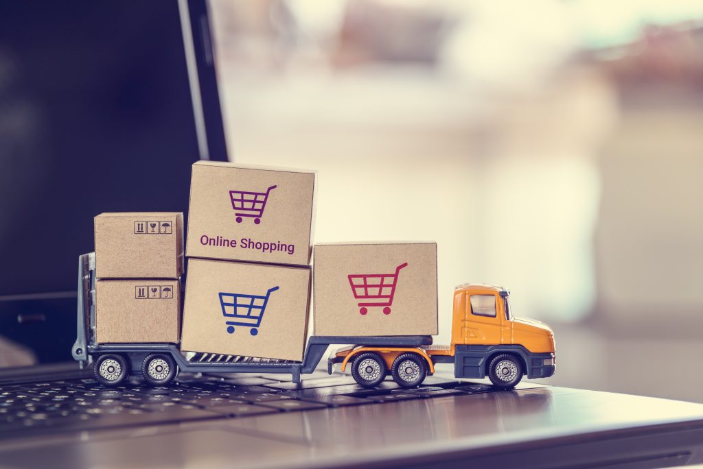 Distribution im Wandel 1 Ecommerce online shopping and delivery service concept Boxes