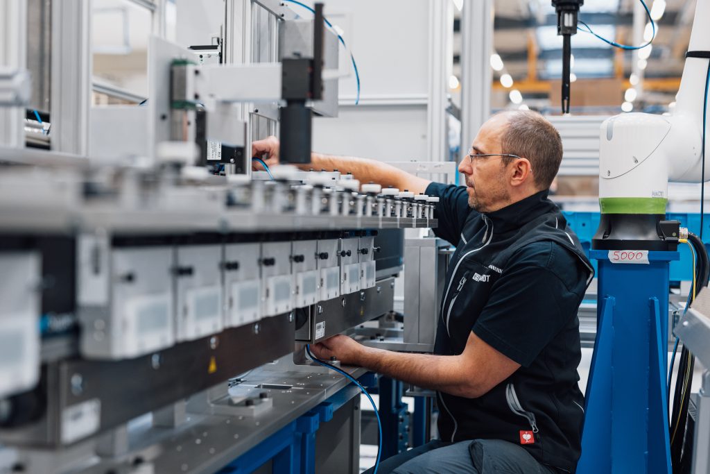 Produktvarianten verdoppelt, Rüstzeiten halbiert 2 SuperTrak ist besonders kompakt gebaut und lässt sich auch deshalb leicht montieren und warten.