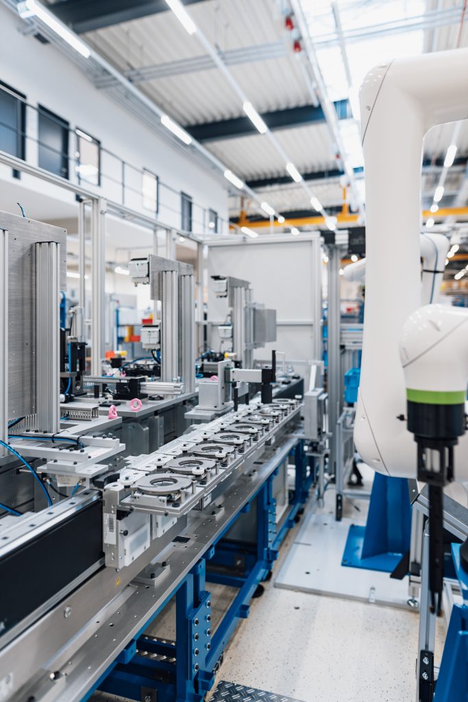 Produktvarianten verdoppelt, Rüstzeiten halbiert 3 Das Transportsystem SuperTrak bringt bisher nicht
gekannte Flexibilität in die Montageanlagen von Harrandt.