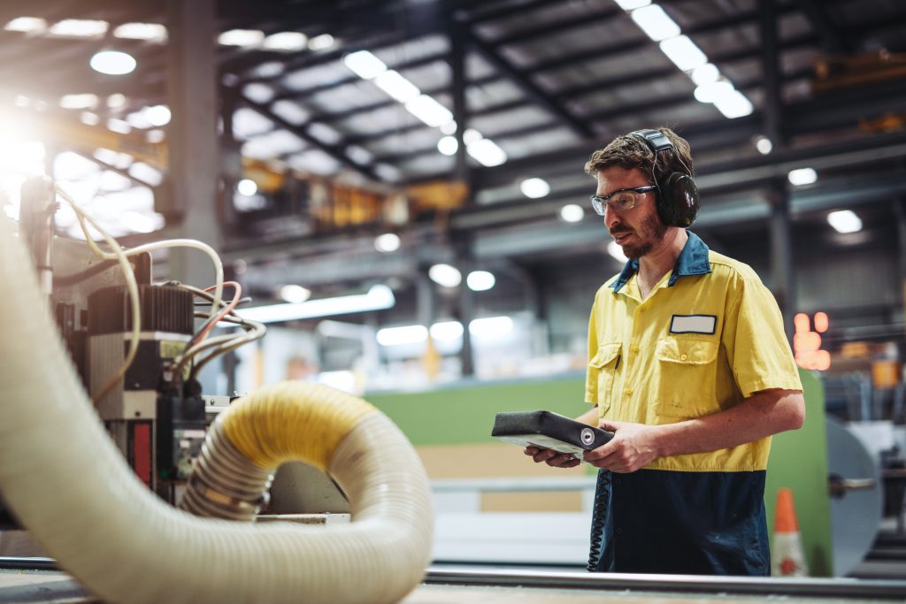 Assets im Griff - Kosten im Griff 3 Eine wichtige Funktion von EAM-Tools ist die Fernüberwachung der Anlagensysteme, die den Ist-Status überwacht und aufzeichnet.
Das unterstützt Serviceteams dabei, durch risikobasierte Wartung noch vor dem eigentlichen Ausfall Gegenmaßnahmen zu ergreifen.