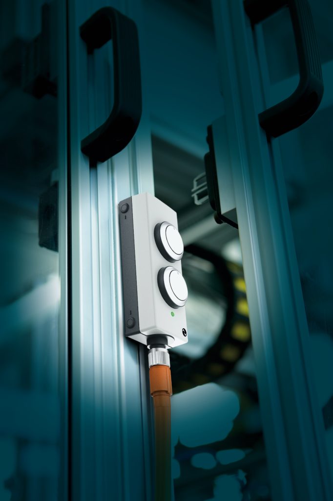  Schnelle Montage per Cliphalterung auch an 40mm Profilschienen-Nuten von Schutzk&auml;figen und Sicherungsz&auml;unen