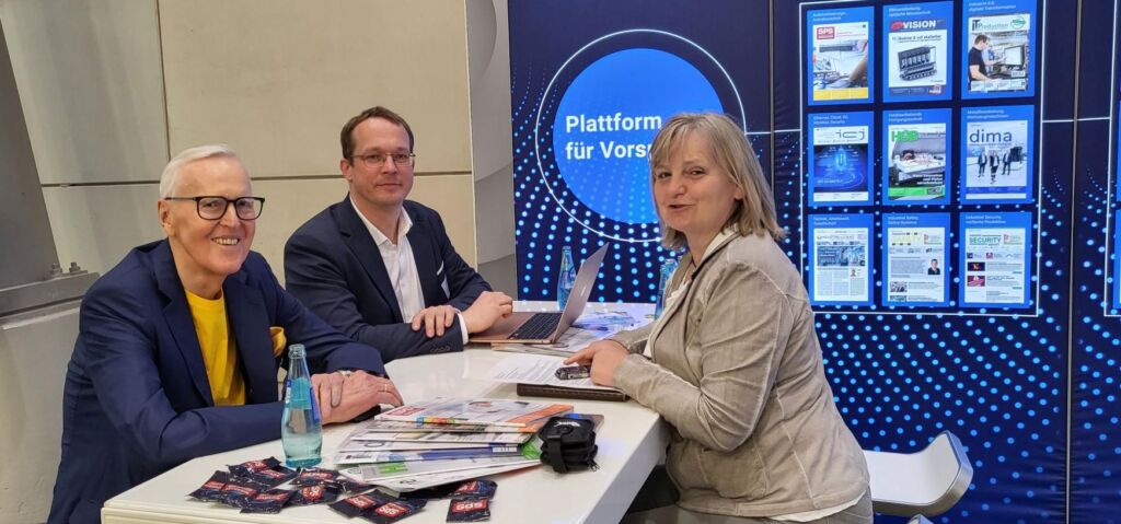  Dietmar Harting (links) ist als gesch&auml;ftsf&uuml;hrender Gesellschafter F&ouml;rderer und Unterst&uuml;tzer von Perinet, die operative Gesch&auml;ftsf&uuml;hrung verantwortet Dr. Karsten Walther (Mitte). Sie erz&auml;hlen im Gespr&auml;ch, wie sie die Potenziale der im Markt verf&uuml;gbaren Sensorik und Aktorik der verschieden Anbieter in der Zukunft aktivieren wollen. 