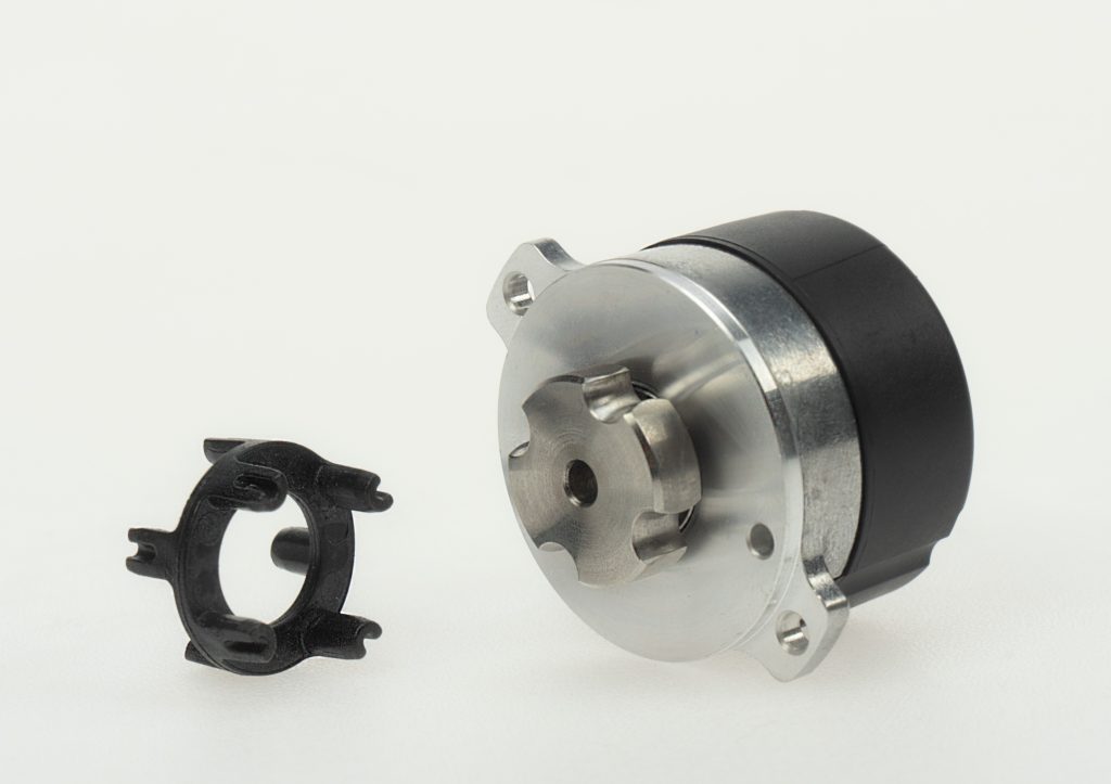 Immer bestens orientiert 2 Das Zwischenstück aus Polyetheretherketon sorgt bei der Countex-Kupplung für eine thermische Isolierung zwischen Motorwelle und Geberwelle.