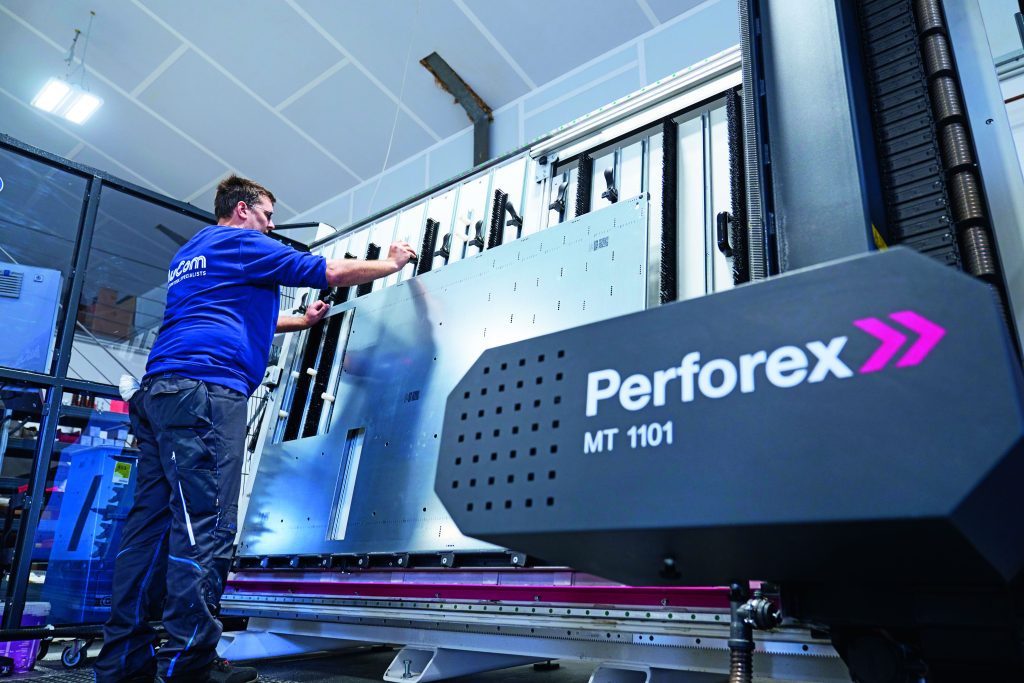 Mit Automatisierung neu durchgestartet 1 Mit automatisierter Maschinentechnik wie dem Fräsbearbeitungscenter Perforex Milling Terminal MT von Rittal lassen sich die Prozesse bei AuCom deutlich beschleunigen.