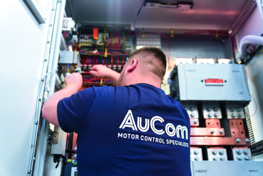 Mit Automatisierung neu durchgestartet 3 VX SE Einzelschrank: Für seine Schaltschränke benötigt AuCom keine Anreih-Optionen.
Verbaut werden ausschließlich Stand-alone-Lösungen.