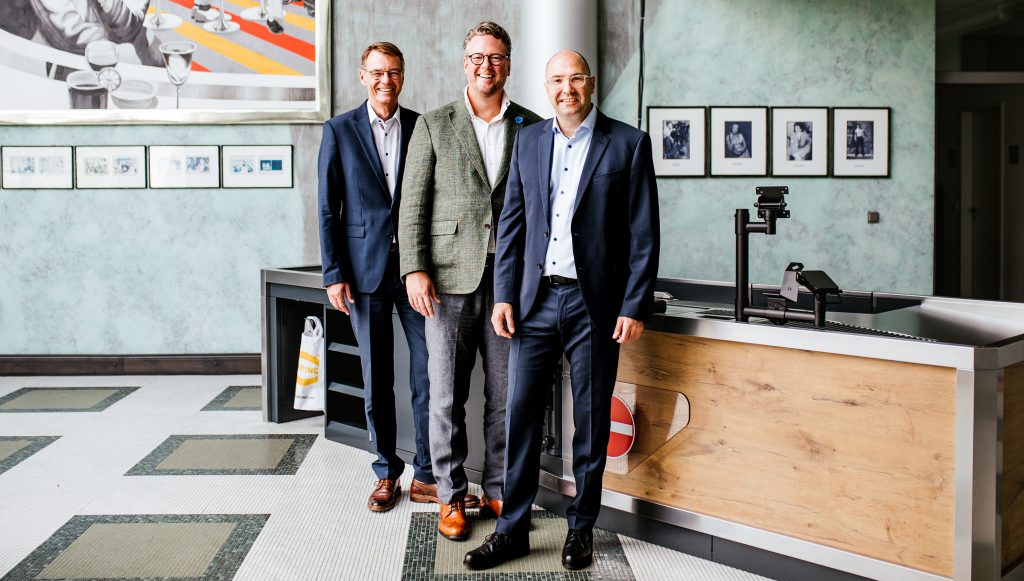 Harting Systems mit neuem Eigentümer 1 v.l.n.r.: Peter Weichert, Geschäftsführer Harting Systems; Philip Harting, Vorstandsvorsitzender Harting Technologiegruppe; Dr. Christoph Barth, Geschäftsführer Harting Systems