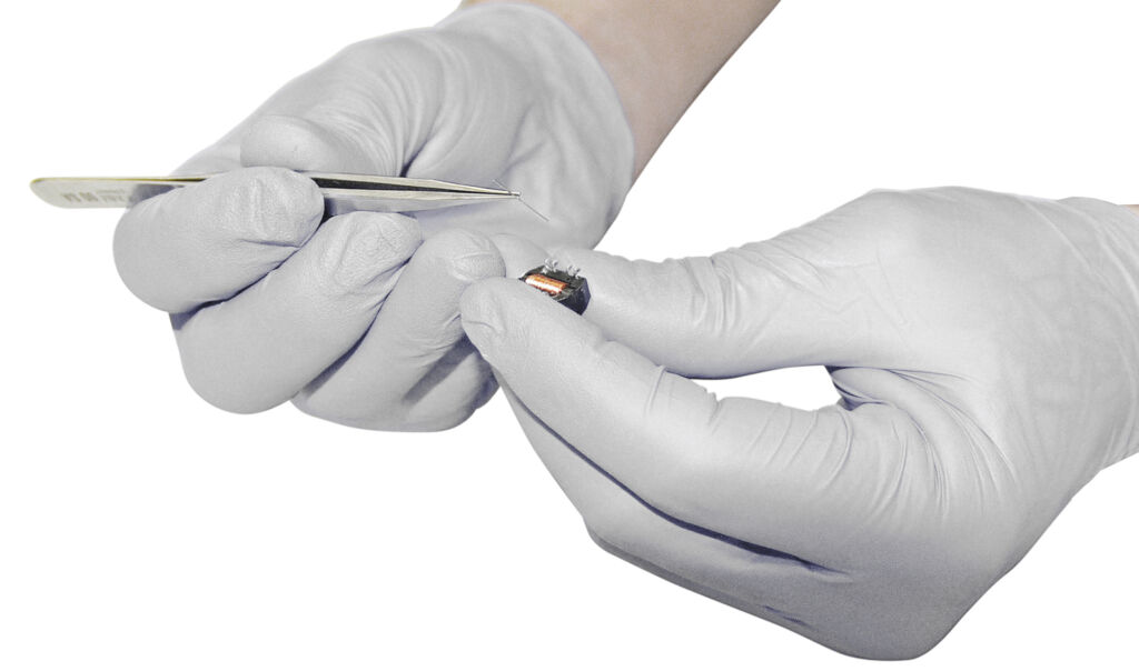 Wie Energy Harvesting mit Wiegand-Technik mehr Power für’s IIoT bringt 3 Der haarfeine, aufwändig konditionierte Draht ist die Kernkomponente sämtlicher Energy-Harvesting-Systeme, die den magnetisch induzierten Wiegand-Effekt nutzen.