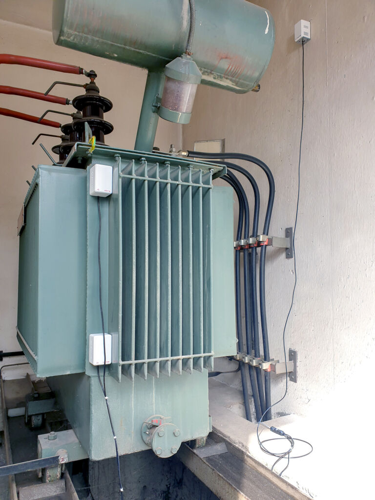 Temperatursensoren (wei&szlig;e Boxen) erfassen kontinuierlich die Temperaturen am Trafogeh&auml;use und in der Umgebung