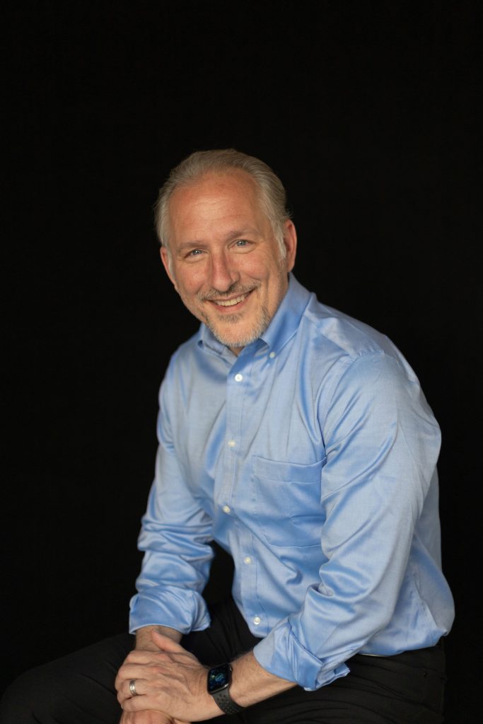 Matt Dentino, Industrial Internet of Things Channel Manager f&uuml;r Nordamerika, Advantech: &bdquo;Unsere Module bieten die Backend-Intelligenz, mit der sich Daten einfach und schnell in Erkenntnisse verwandeln lassen, die der F&uuml;hrungsebene sofort zur Verf&uuml;gung stehen. Sie brauchen weder die Schwingungsanalyse noch die Daten der &Ouml;lprobe. Jedoch m&uuml;ssen sie wissen, wie sich diese Werte auf die Produktionslinie auswirken, wie auf die Anzahl der hergestellten Produkte, wie sie das Endergebnis beeinflussen und wie hoch die Ausschusskosten sind. All das kann in einfach erstellbare Dashboard-Displays integriert werden, die die Kapitalrendite bereitstellen.&ldquo;