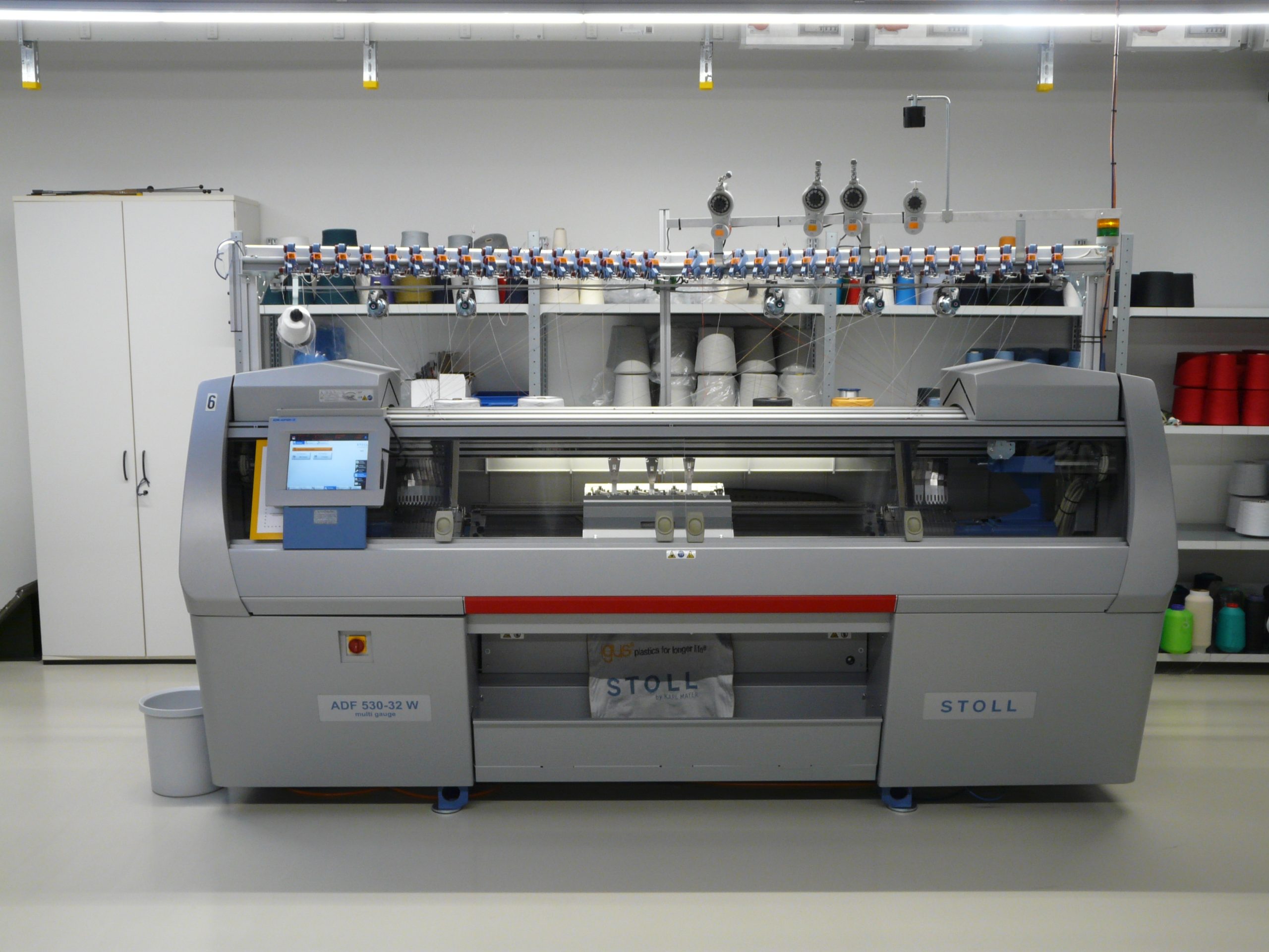 Automatisiertes Stricken: bewegliche Leitungen im Extremeinsatz beim