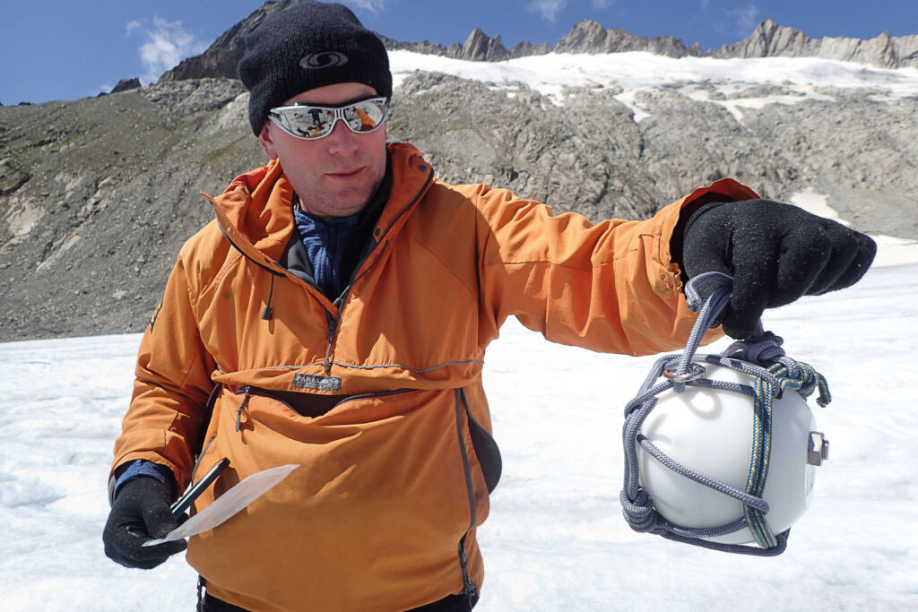 Das Cryoegg 1 Durch die fast kugelförmige Form kann das Cryoegg leicht und reibungslos durch die Wasserkanäle innerhalb des Gletschers gleiten.