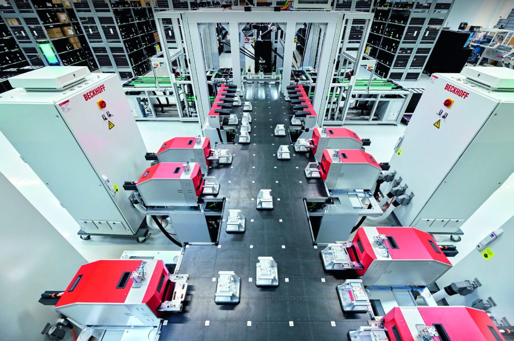 Transportsystem steigert Kapazität und Durchsatz trotz flexibler Fertigung 1 Hoher Durchsatz bei lückenloser Kontrolle: Programmierung, Abgleich, Kalibrierung und Funktionstest in der I/O-Produktion von Beckhoff.